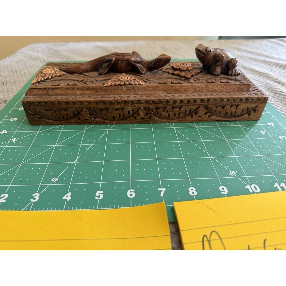 Vintage Hand Carved Wood Box with Chopsticks Lizard and Frog Set of 8 Sticks - Picture 7 of 15